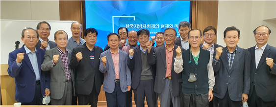 UPF 서울·인천지구 세계평화학술인연합 주최로 열린 BIGKASSE 공동세미나에서 참석자들이 기념촬영을 하고 있다. 사진= UPF서울·인천지구.