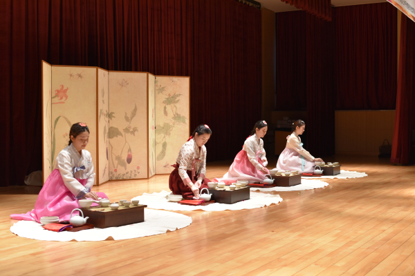 지난 2022년 성신여자대학교에서 열린 성신 차(茶)문화 경연대회에서 참가자들이 생활다례인 ‘성신다법’을 시연하고 있는 모습. 사진=성신여자대학교