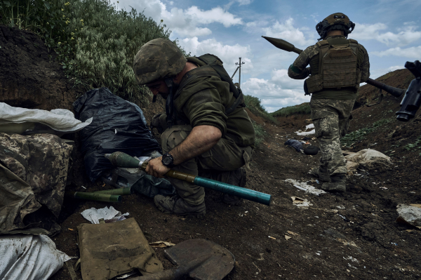 우크라이나 병사들이 우크라이나 동부 격전지 바흐무트 전선 인근에서 전투를 준비하고 있다. 사진=연합뉴스