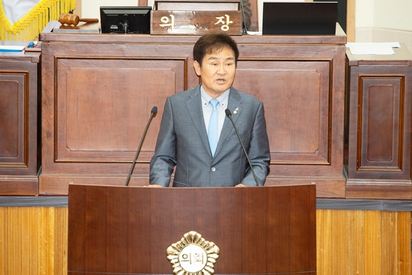 김재우 의원이 5분 자유발언을 하고 있다.