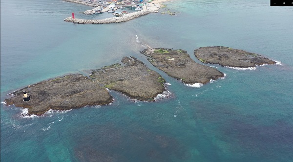 두 개의 서로 다른 방향성을 보이는 주상절리로 구분된 오도리 주상절리 섬=문화재청 사진