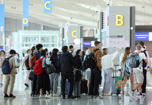 인천국제공항 체크인 카운터가 여행객으로 붐비는 모습. 사진=연합뉴스