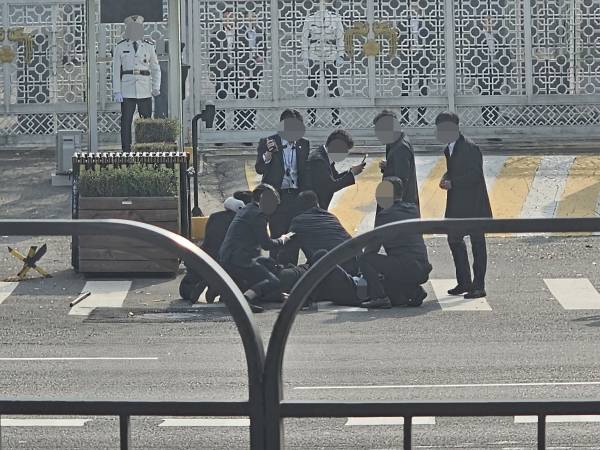 31일 오후 서울 용산구 국방부 정문 앞에서 근무 중이던 경찰관 2명이 70대 남성이 휘두른 흉기에 찔리는 일이 발생했다. 부상을 당한 경찰들이 바닥에 쓰러져있다. 사진=연합뉴스