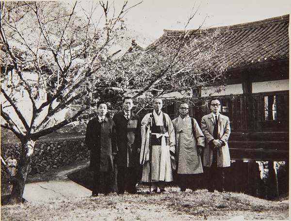 청담스님(가운데)과 유일봉 선생(왼쪽 두번째)이 함께 찍은 사진