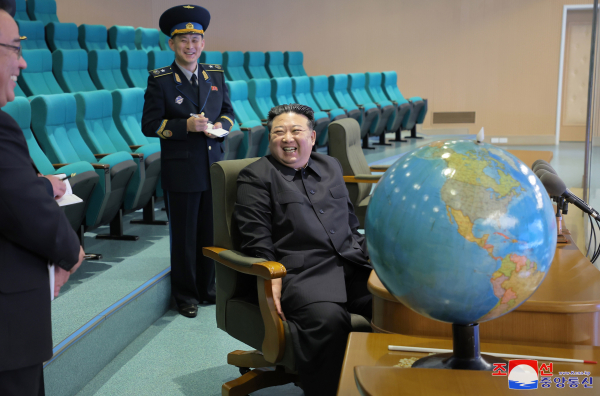 북한은 군사정찰위성으로 한반도 일대 사진을 촬영했고 이를 김정은 국무위원장이 확인했다고 25일 밝혔다. 김 위원장의 관제소 방문은 발사 후 3번째다. 사진=연합뉴스