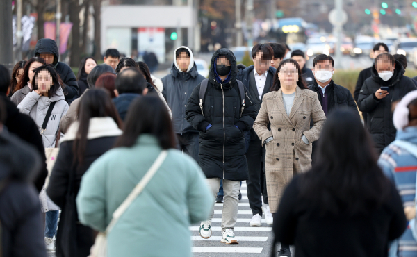 지난 28일 오전 서울 광화문광장에서 시민들이 두꺼운 옷차림을 한 채 걸어가고 있다. 사진=연합뉴스 제공