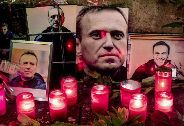 17일(현지시간) 독일 푸랑크푸르트의 폐쇄된 러시아영사관 앞에 최근 사망 소식이 알려진 러시아 야권 정치인 알렉사이 나발니를 추모하는 사진과 꽃이 놓여있다. AP=연합뉴스