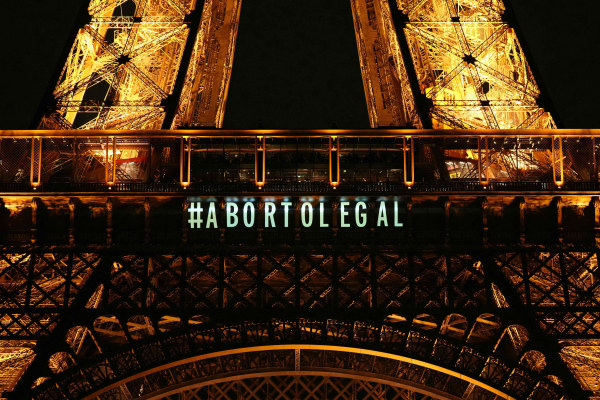 4일(현지시간) 프랑스 파리의 에펠탑에 '임신중단권(낙태권)'을 명시한 헌법 개정안이 의회를 통과한 것을 기념하는 메시지가 송출되고 있다. AFP=연합뉴스