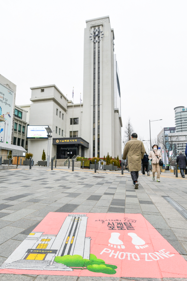 서울시의회가 시계탑을 서울 대표 관광명소로 만들고자 포토존 두 곳을 정하고 12일 시민들에게 공개했다.