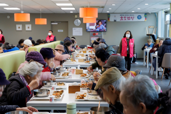 올해 1월 효도밥상 대흥동 1호점에서 분홍색 조끼를 입은 봉사자들이 어르신의 식사 모습을 살피고 있다.. 사진=마포구 제공