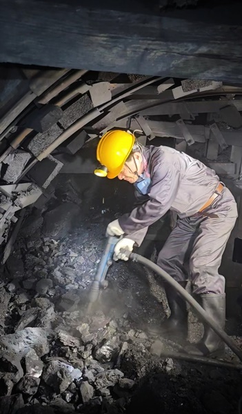 28일, 김진태 지사, 지하 1150m로 입갱해 석탄 캐며막장 속 산업전사의 삶 체험(제공=강원도)
